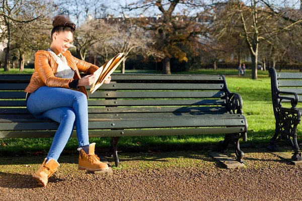 Menina no parque — Fotografia de Stock