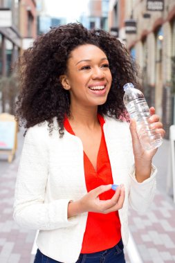 su şişesi olan kadın