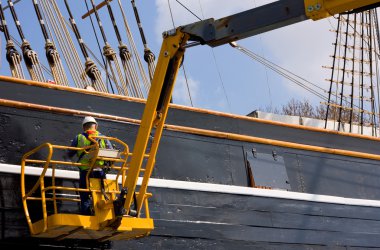 Mühendis cutty sark gemide çalışıyor.
