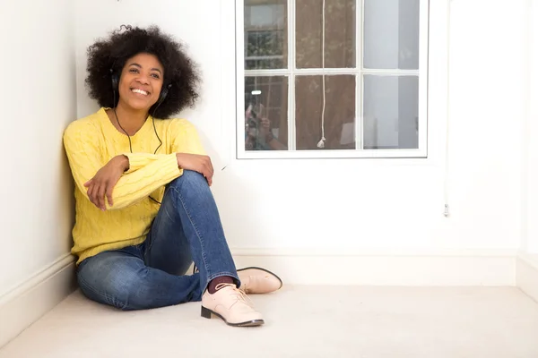 Jonge vrouw — Stockfoto