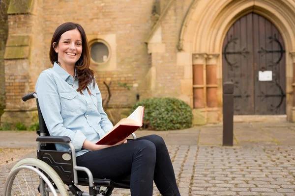 Fille en fauteuil roulant — Photo