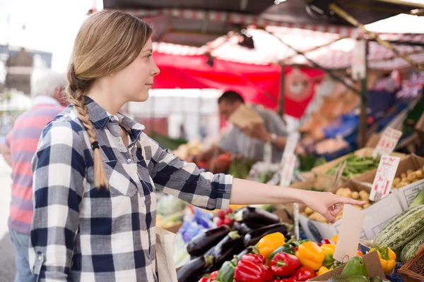 Marketteki kadın. — Stok fotoğraf