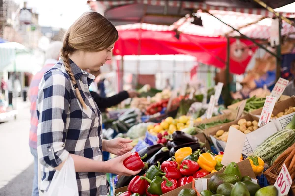 Marketteki kadın. — Stok fotoğraf