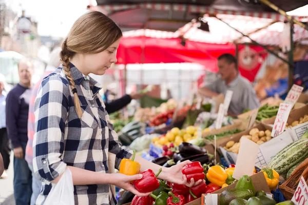 Vrouw op de markt — Stockfoto