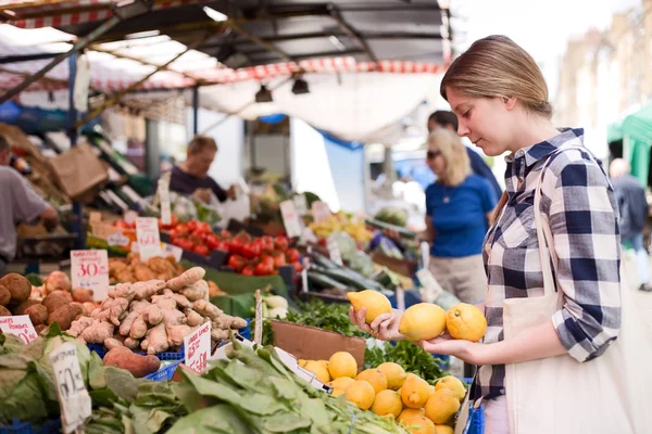 Vrouw op de markt — Stockfoto