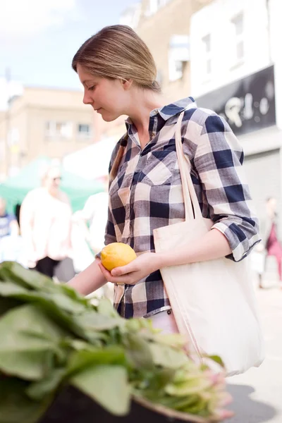 Mujer en el mercado — Foto de Stock