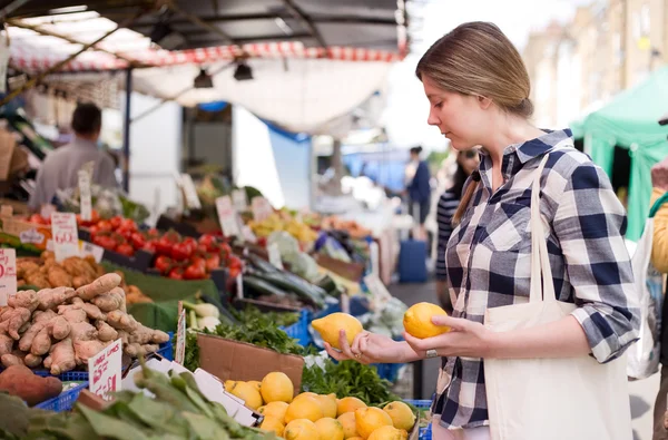 Kvinna på marknaden — Stockfoto