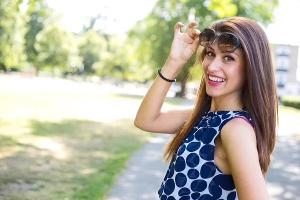 Jonge vrouw — Stockfoto