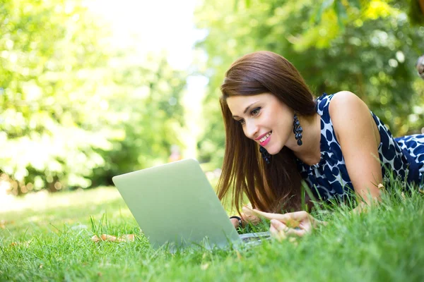 Young woman — Stock Photo, Image