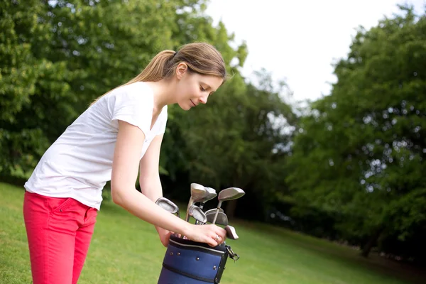 Golfin pelaaminen — kuvapankkivalokuva