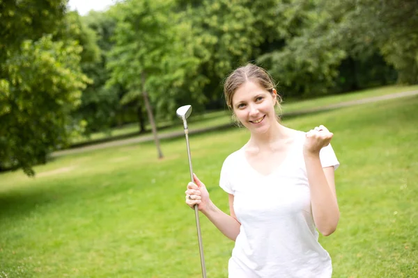 Golfin pelaaminen — kuvapankkivalokuva