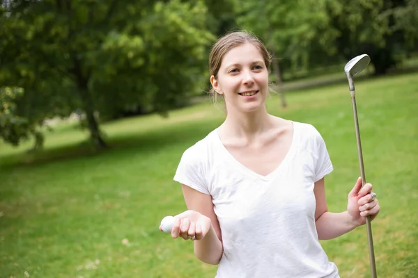 Golfin pelaaminen — kuvapankkivalokuva