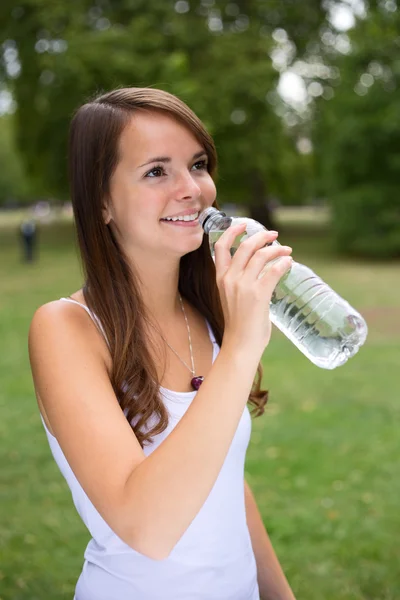 Jonge vrouw — Stockfoto