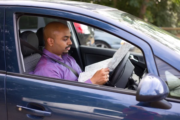 Reading map in car — Stock Photo, Image