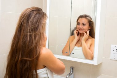 Evdeki genç kadın.