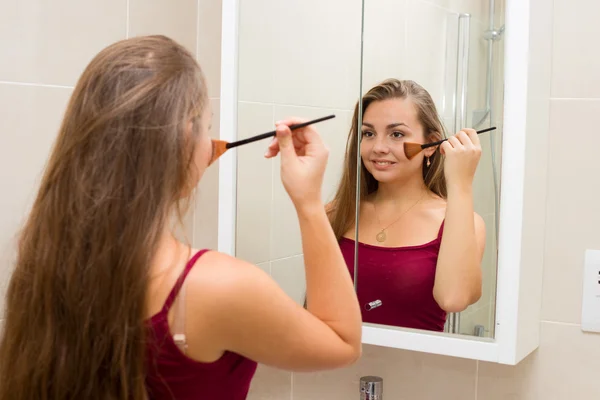 Jonge vrouw thuis — Stockfoto