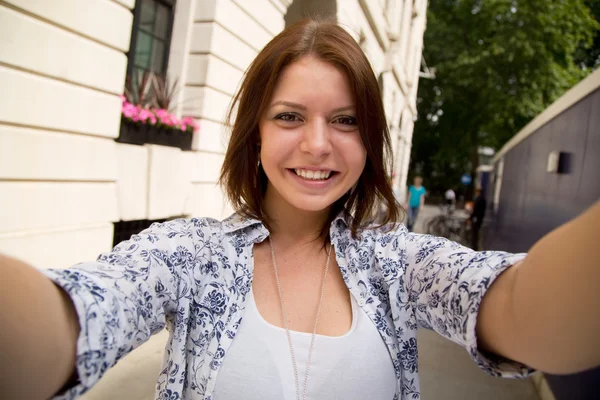 Una giovane donna godendo la sua giornata — Foto Stock