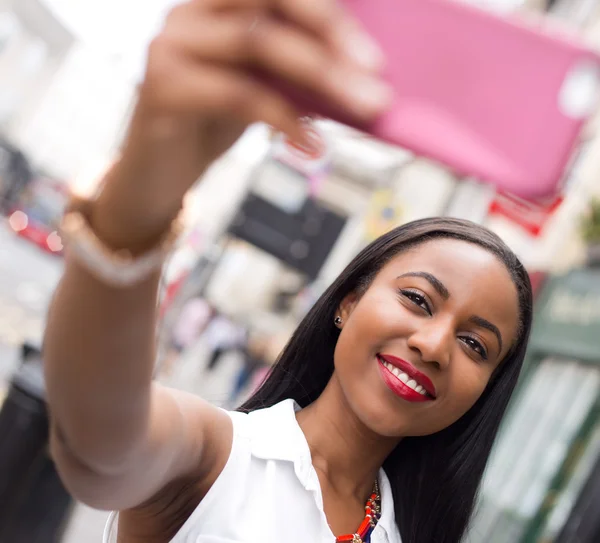 Mujer joven tomando una selfie — Foto de Stock