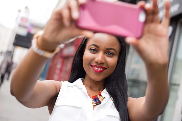Młoda kobieta robi sobie selfie — Zdjęcie stockowe