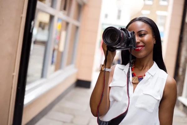 Young woman taking photos — Stock Photo, Image