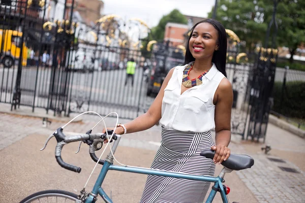 Jeune femme avec un vélo — Photo