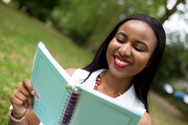 Estudiante en el parque — Foto de Stock