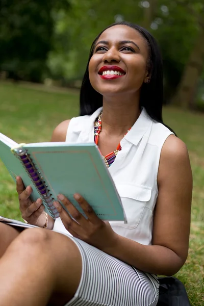 Estudiante en el parque — Foto de Stock