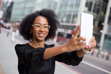 Genç bir kadın selfie çekiyor.