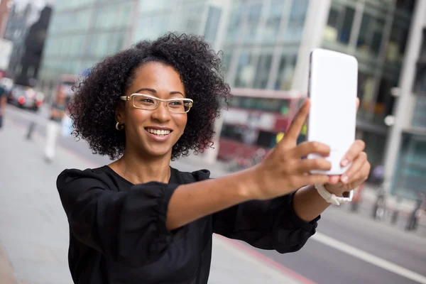 Jonge vrouw het nemen van een selfie — Stockfoto