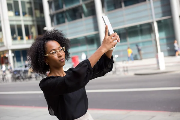 Jonge vrouw het nemen van een selfie — Stockfoto