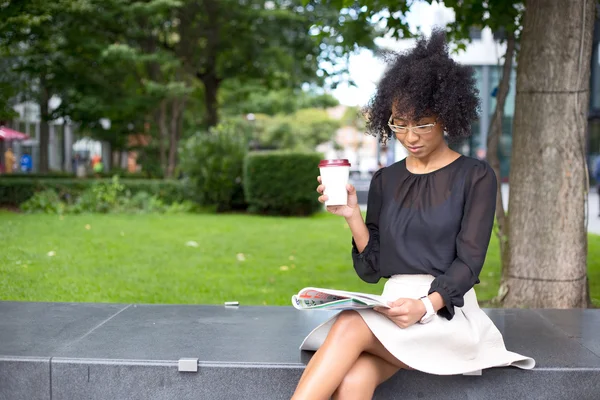 Vrouw genieten van een koffiepauze — Stockfoto