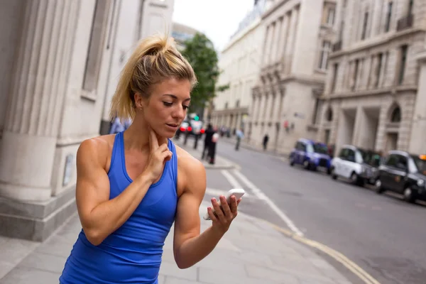 Eine Fitnessfrau — Stockfoto