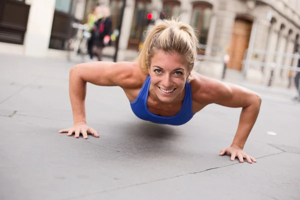 Uma mulher fitness — Fotografia de Stock