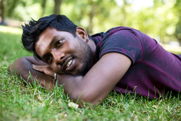 Relaxante no parque — Fotografia de Stock