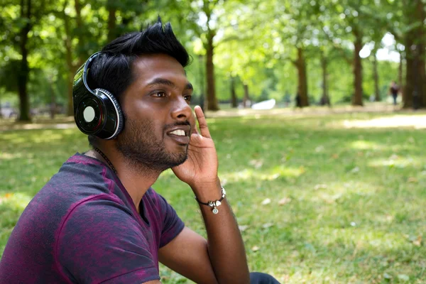 Relaxante no parque — Fotografia de Stock