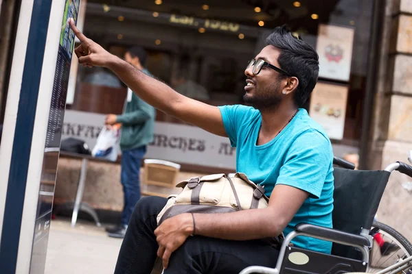 Ein junger indischer Mann im Rollstuhl — Stockfoto