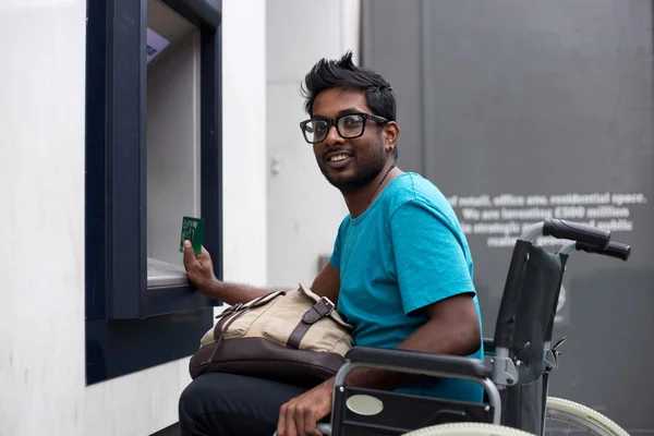 Genç bir Hintli adam tekerlekli sandalyede — Stok fotoğraf