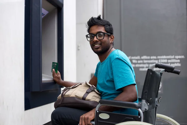 Un jeune Indien en fauteuil roulant — Photo