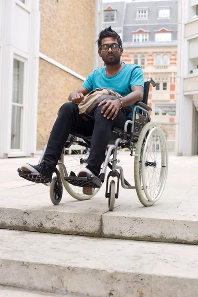 Ένας νεαρός άνδρας ινδική σε μια αναπηρική καρέκλα — Φωτογραφία Αρχείου