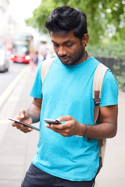 Homme avec deux téléphones — Photo