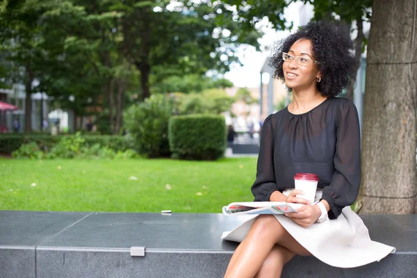 Mujer de negocios tomando café — Foto de Stock