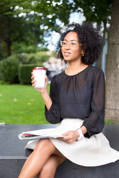 Mujer de negocios tomando café — Foto de Stock