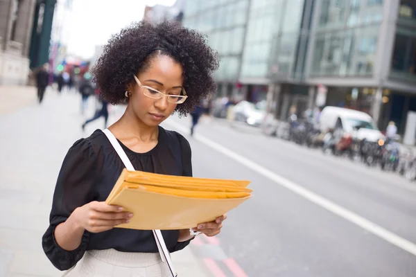 Joven mujer de negocios — Foto de Stock