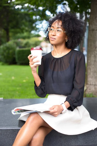 Mujer de negocios tomando café — Foto de Stock