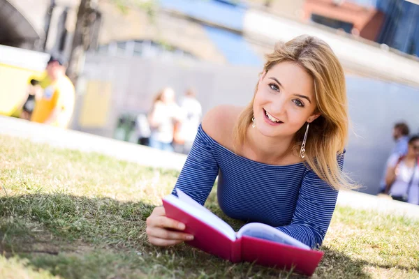 Una mujer joven — Foto de Stock