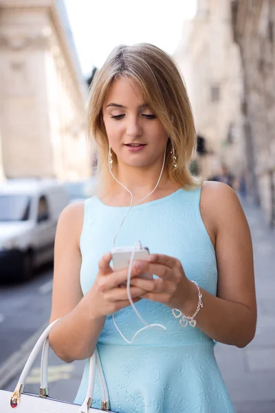 Mujer joven enviando mensajes — Foto de Stock