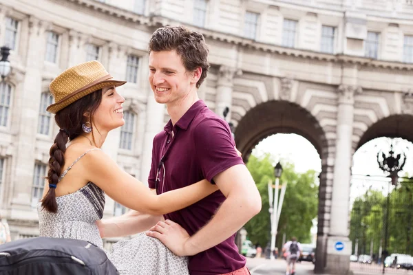 Feliz pareja joven — Foto de Stock