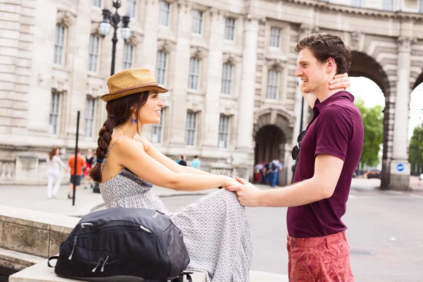 Feliz pareja joven — Foto de Stock