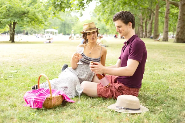 Coppia avendo un pic-nic — Foto Stock