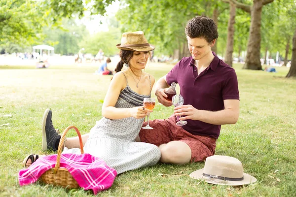 Couple enjoying a romantic picnic — Stock Photo, Image